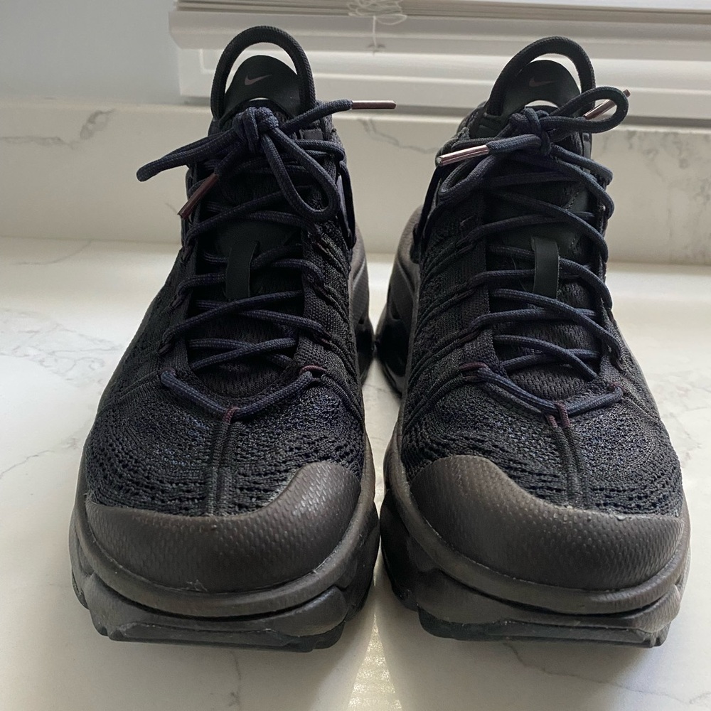 Nike Airmax Flyknit Venture Black - size 7W - lightly worn/new condition